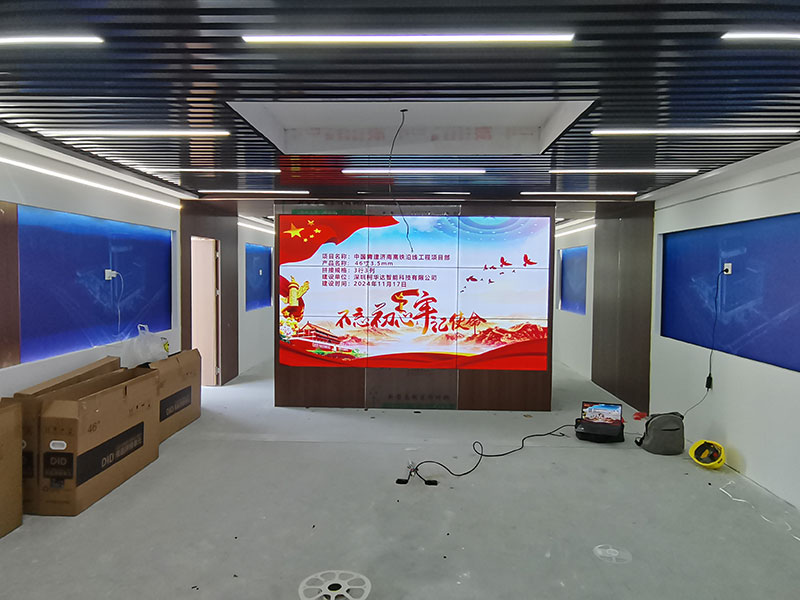 中國青建濟南高鐵沿線工程項目部應(yīng)用柯華達46寸3.5mm3×3液晶拼接屏